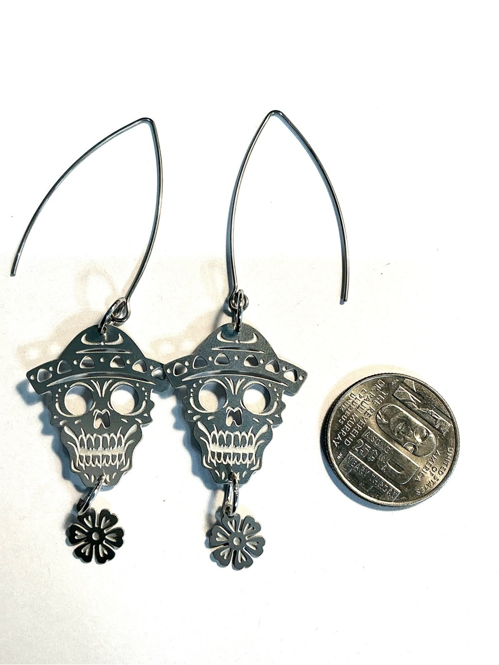 🆕 Male Sugar Skulls with Flower Laser Etched Dangle Earrings - Picture 2 of 2